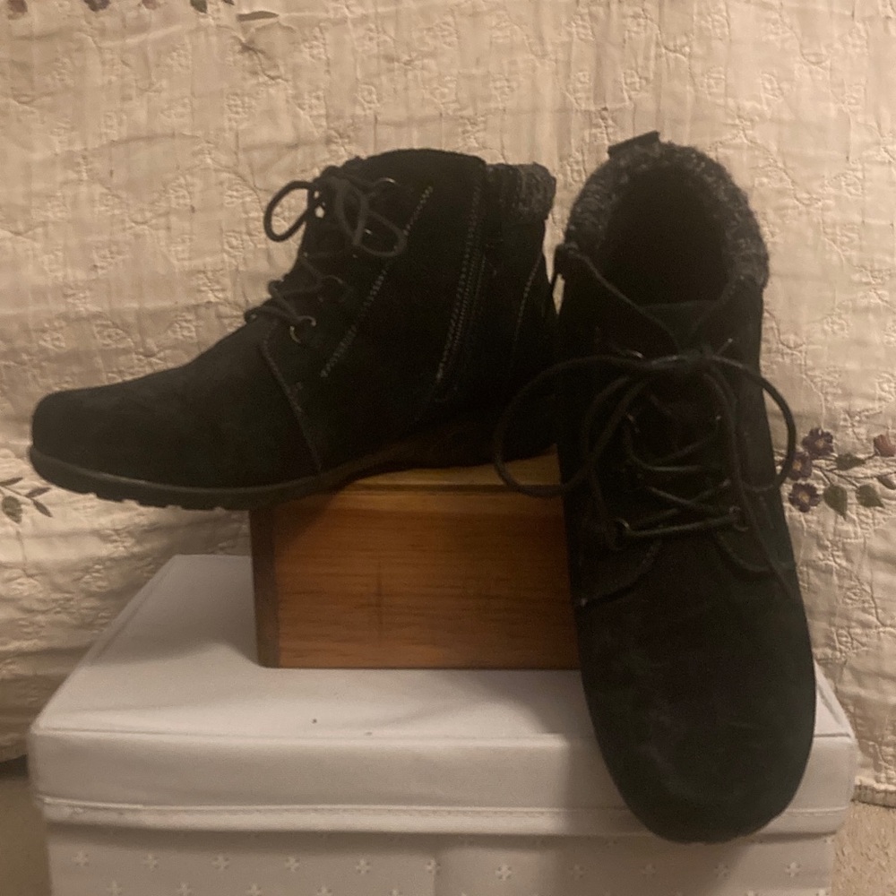 Women’s Black Suede Propet Lace-Up Ankle Boots with Side Zip and Fleece Collar